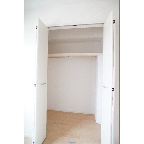 物件内観写真14　(洋室の収納)