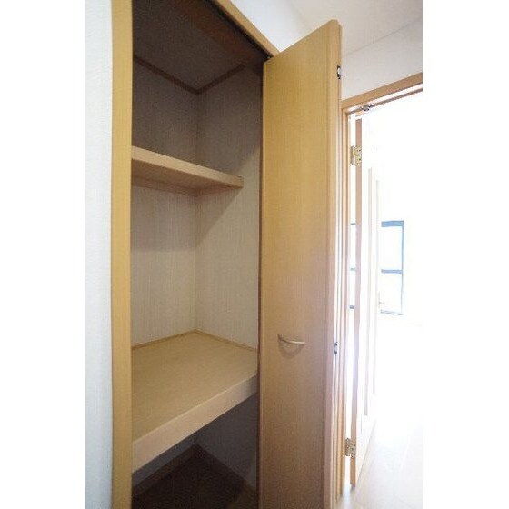 物件内観写真17　(廊下の収納)
