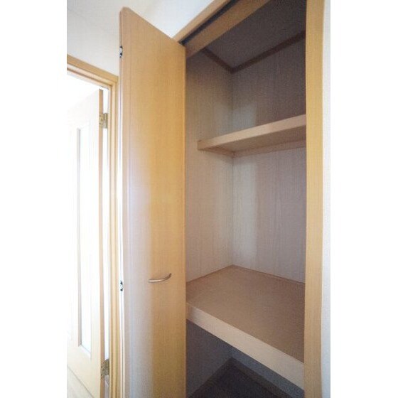 物件内観写真24　(廊下の収納)