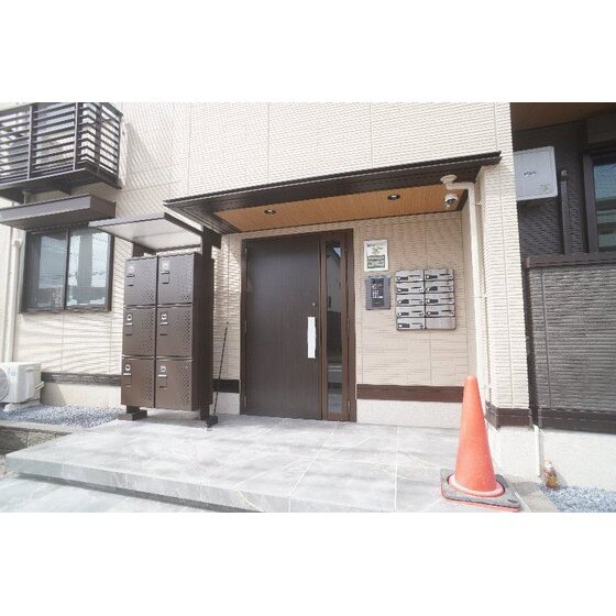 物件内観写真17　(共用エントランスにはオートロッ)