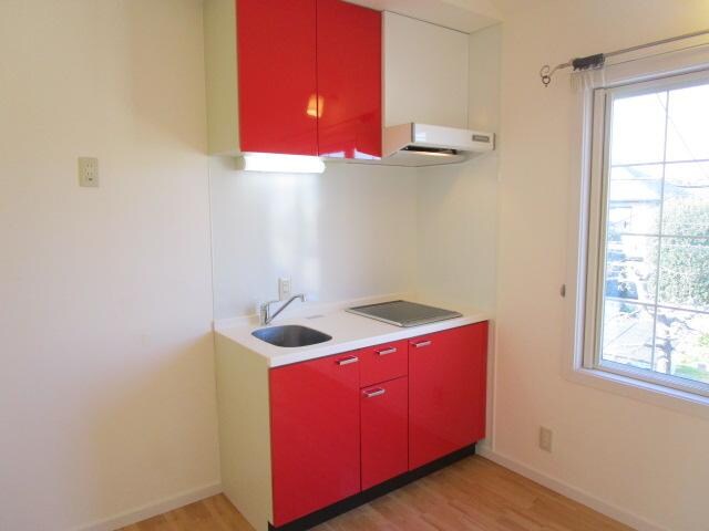 物件内観写真8　(真っ赤なパネルのキッチン)