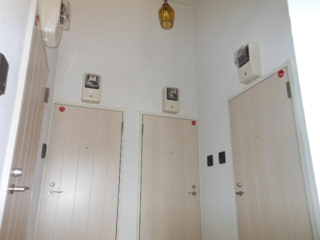 物件外観写真6　(各部屋の扉横にもインターホン)