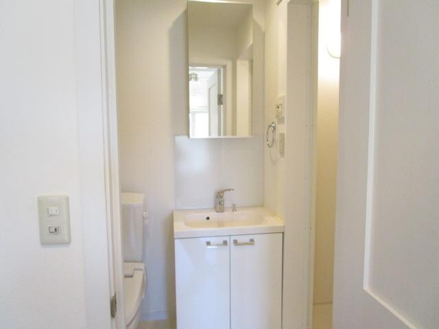 物件内観写真10　(朝の支度に便利な洗面台)