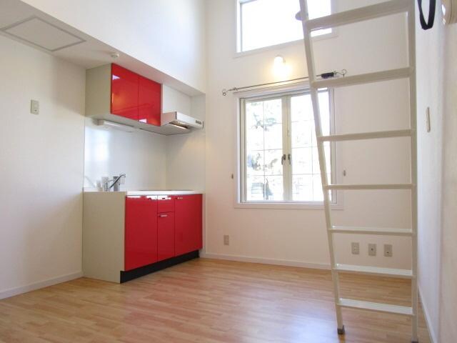 物件内観写真12　(窓が大きく明るいお部屋)