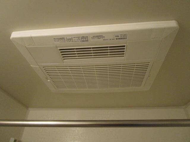 物件内観写真24　(洗濯物も干せる浴室乾燥機)