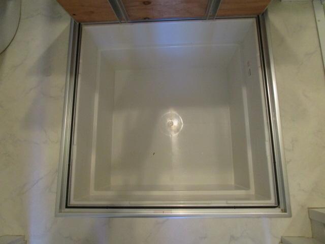 物件内観写真25　(洗面所には床下収納)