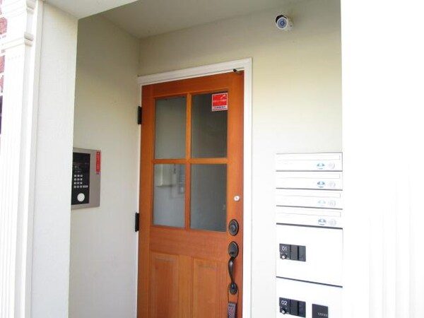建物設備(建物入口には防犯カメラを設置)