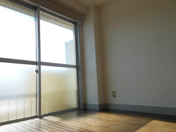 居室(南窓で明るいダイニングキッチン)