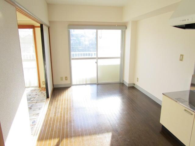 物件内観写真4　(窓が大きく明るいお部屋)