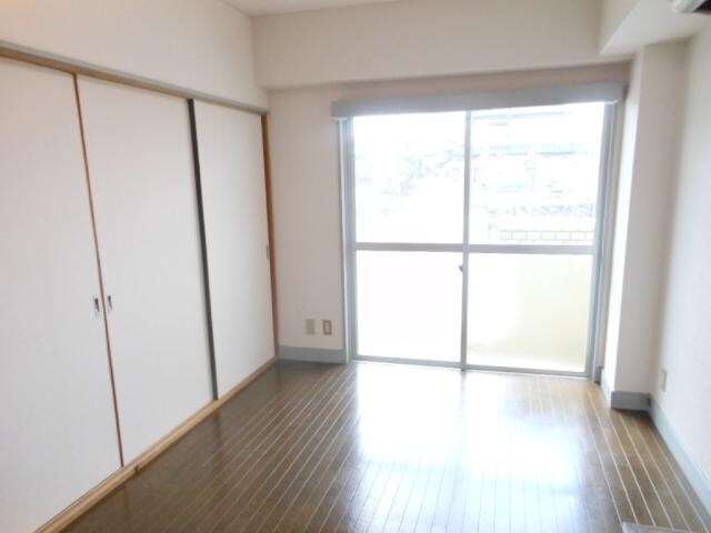 物件内観写真11　(南側洋室)