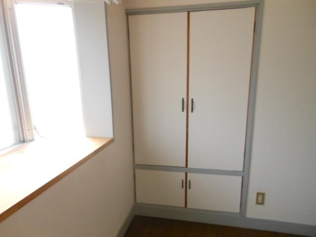 物件内観写真14　(南西の角に収納)