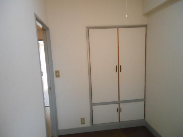 物件内観写真16　(南東の角に収納)