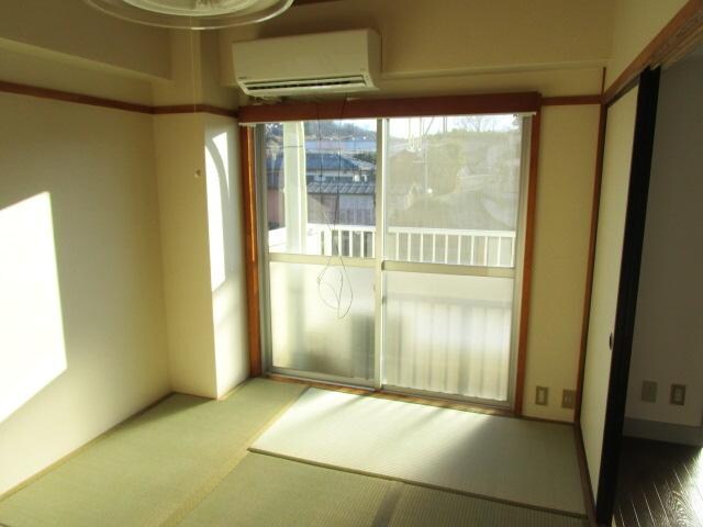物件内観写真17　(南側には和室がもう一部屋)