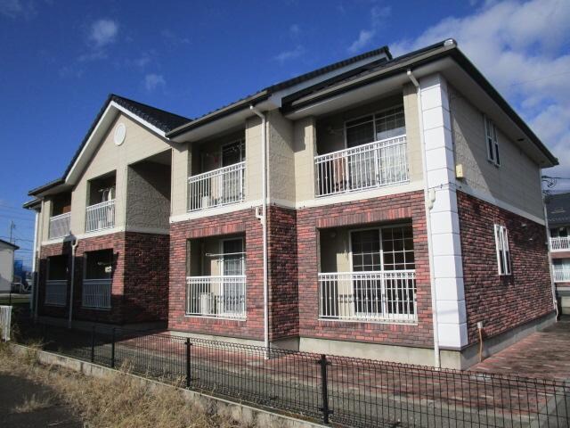 物件外観写真1　(レンガと白壁のおしゃれな建物)