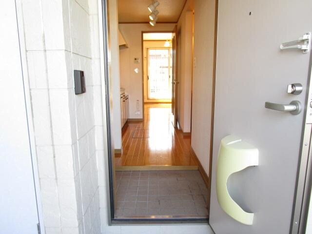 物件内観写真13　(フロアとの段差を抑えた玄関)