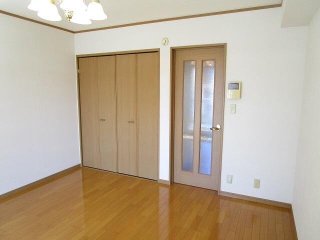 物件内観写真18　(中央の扉から玄関へ)