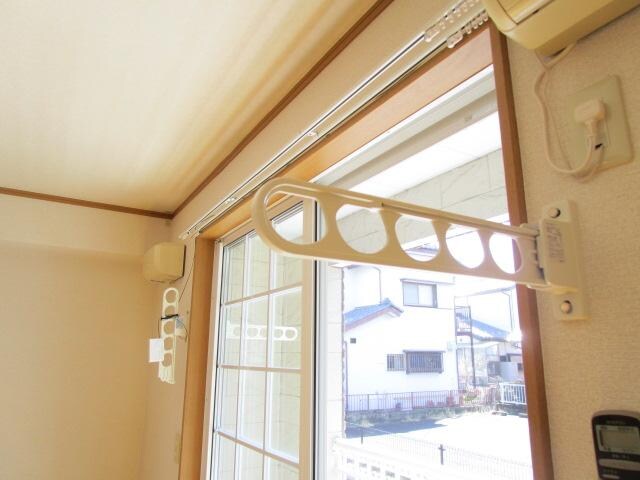 物件内観写真22　(収納式の室内用物干し)