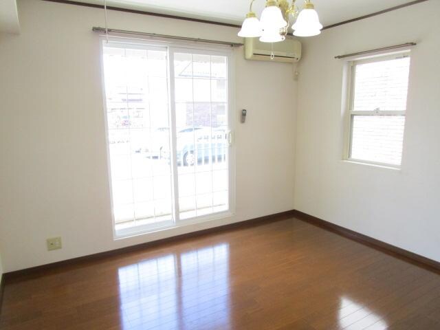 物件内観写真8　(窓が大きく明るい居室)