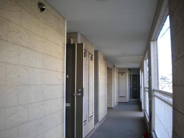 物件外観写真4　(各部屋入口前の通路)