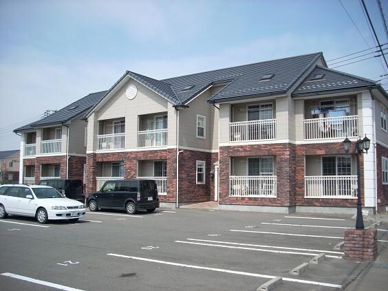 物件外観写真5　(建物の南側は駐車場)