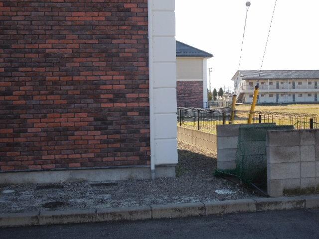 物件外観写真6　(敷地内北西の角がゴミ収集場所)