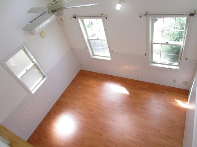 物件内観写真8　(天井が高く開放感のある居室)