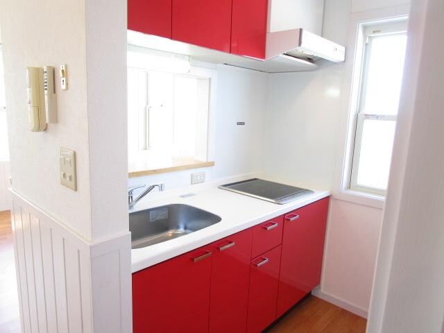 物件内観写真10　(真っ赤なパネルのキッチン)