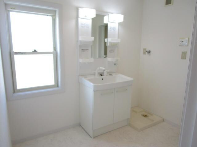 物件内観写真12　(洗面台はシャワー付き)