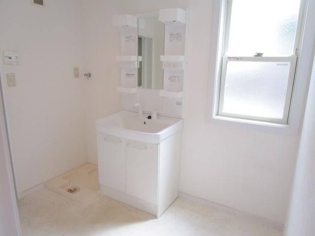 物件内観写真11　(洗面台はシャワー付き)