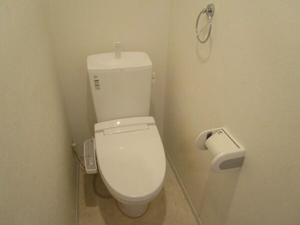 トイレ(トイレは温水洗浄機能付き)