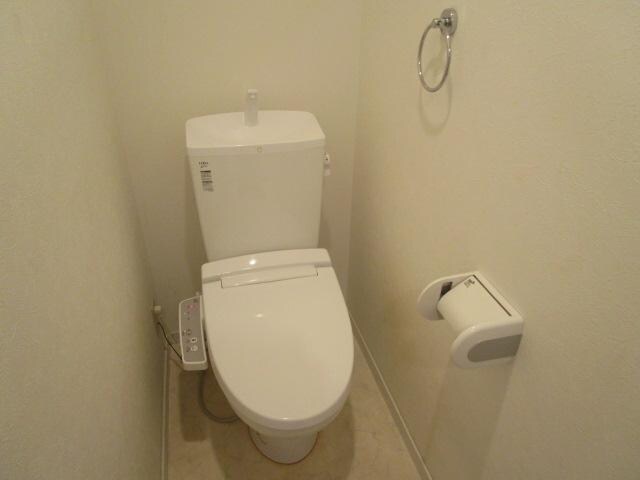 物件内観写真12　(トイレは温水洗浄機能付き)