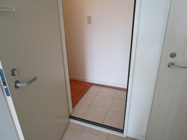 物件内観写真14　(フロアとの段差を抑えた玄関)