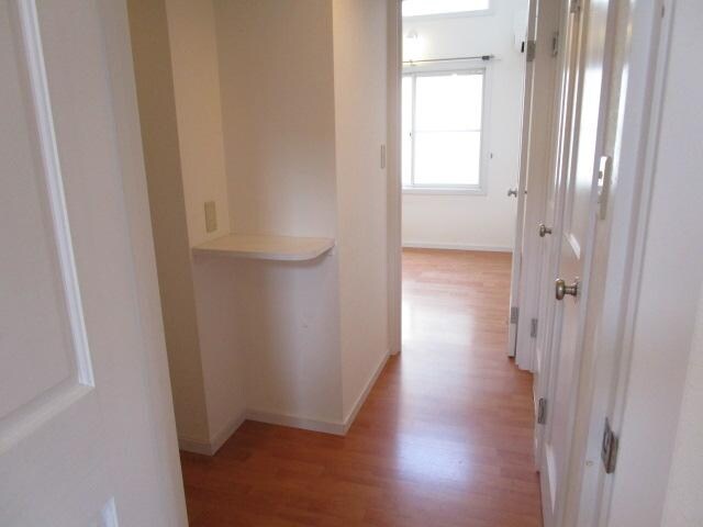 物件内観写真15　(中央通路にはカウンター)