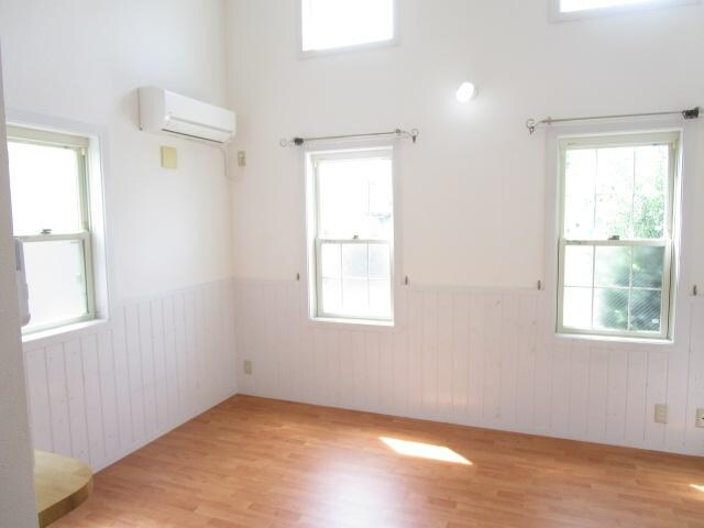 物件内観写真16　(日当たりの良いリビング)