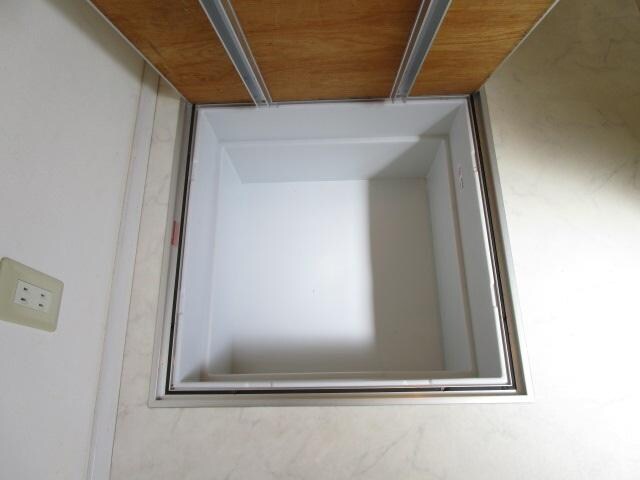 物件内観写真30　(洗面所の足元には床下収納)