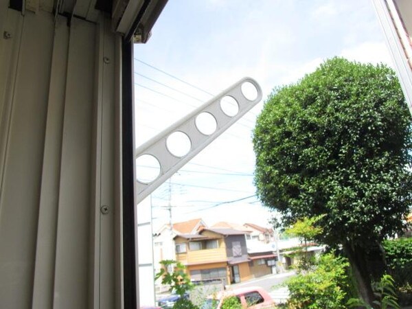 その他設備(窓の外には物干し受け)