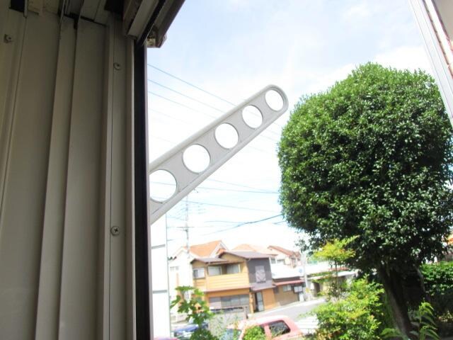 物件内観写真32　(窓の外には物干し受け)