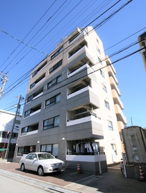 富山地方鉄道市内線 荒町駅 8階建 築33年の外観写真