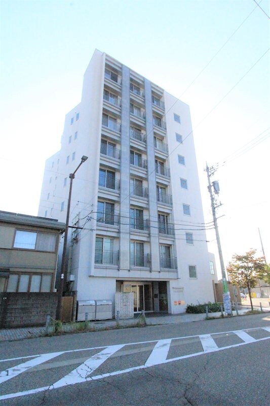 アクシルコート富山駅北の物件外観写真