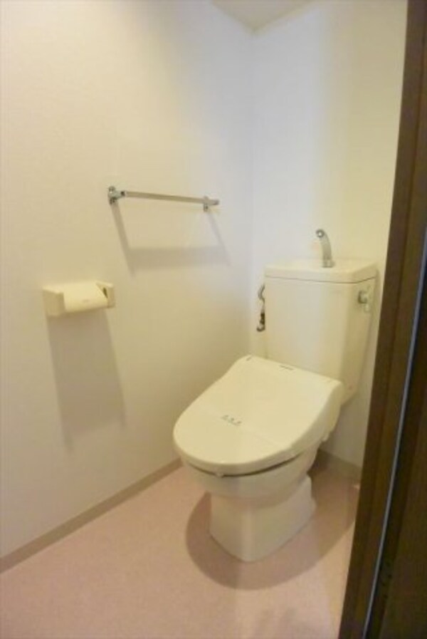 トイレ(※イメージ（同タイプ別のお部屋です）　落ち着いた色調のトイレ)