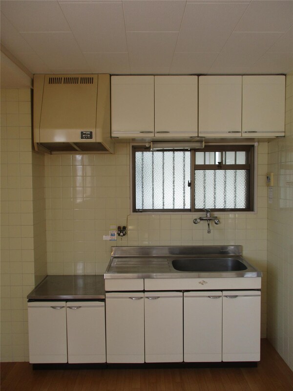 キッチン(白を基調とした清潔感のあるキッチンです。窓があり、快適です。)