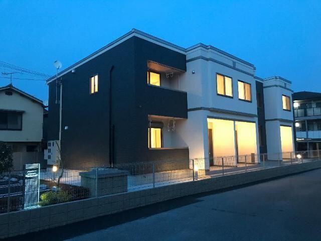 物件外観写真2　(外観写真（夜）)