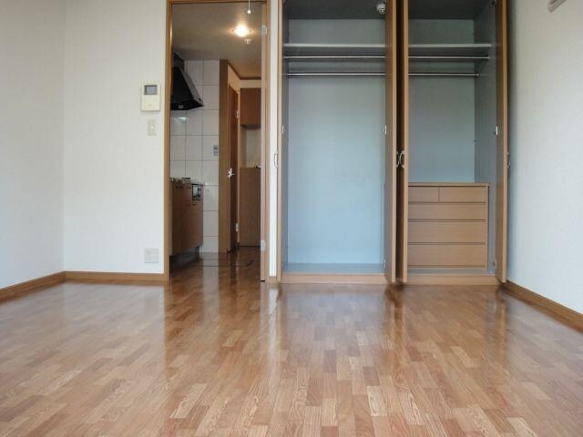 物件内観写真7　(洋室(収納家具付き))