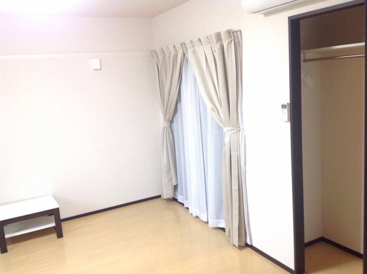 物件内観写真7　(窓には防犯シャッターもあり長期外出の際も安心です。)