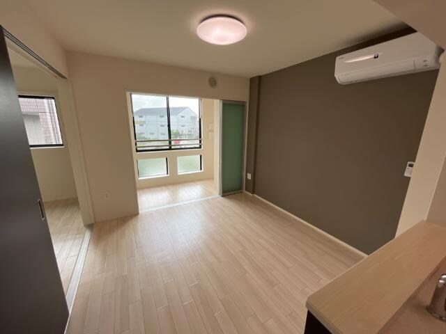 物件内観写真4　(リビング)