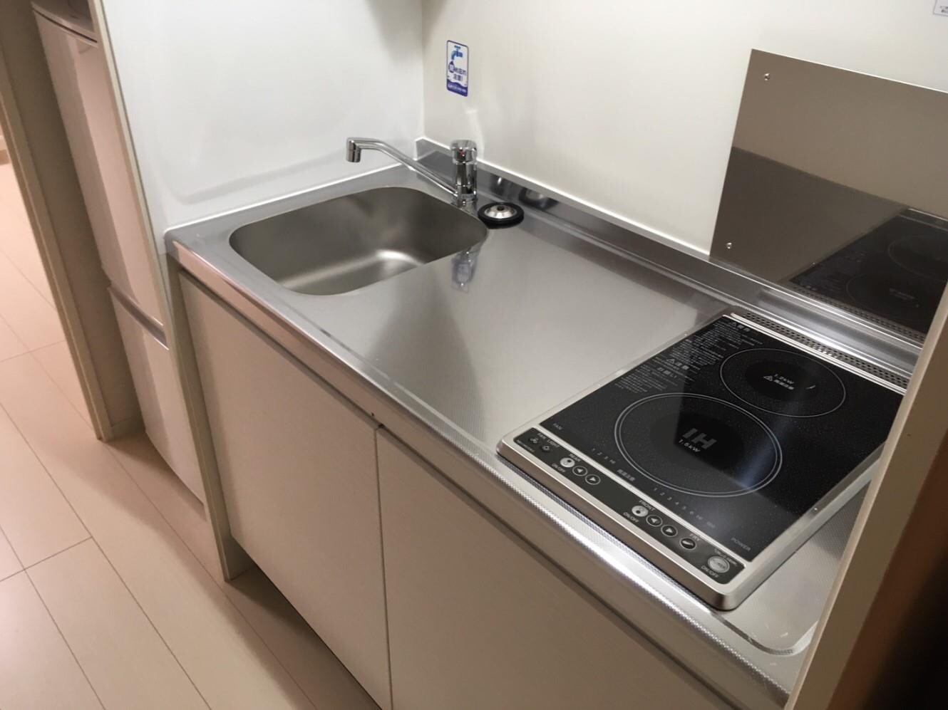 物件内観写真3　(広々キッチンで自慢の料理が作れます♪)