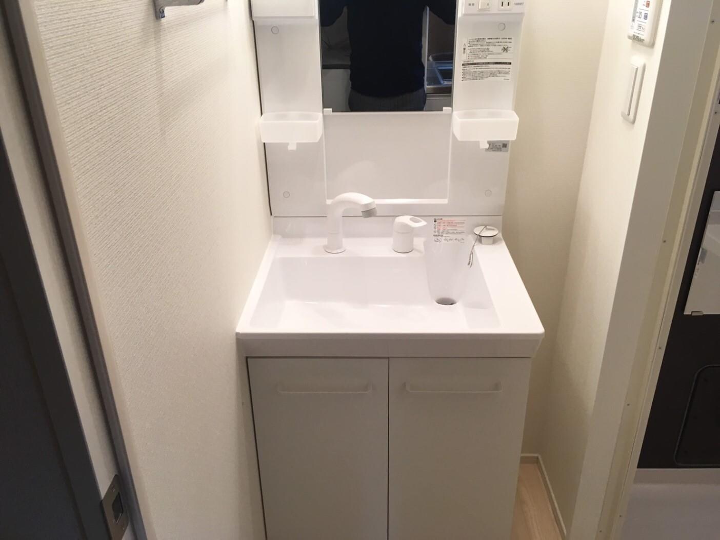 物件内観写真6　(独立洗面台付きで化粧や髪型セットに便利♪)