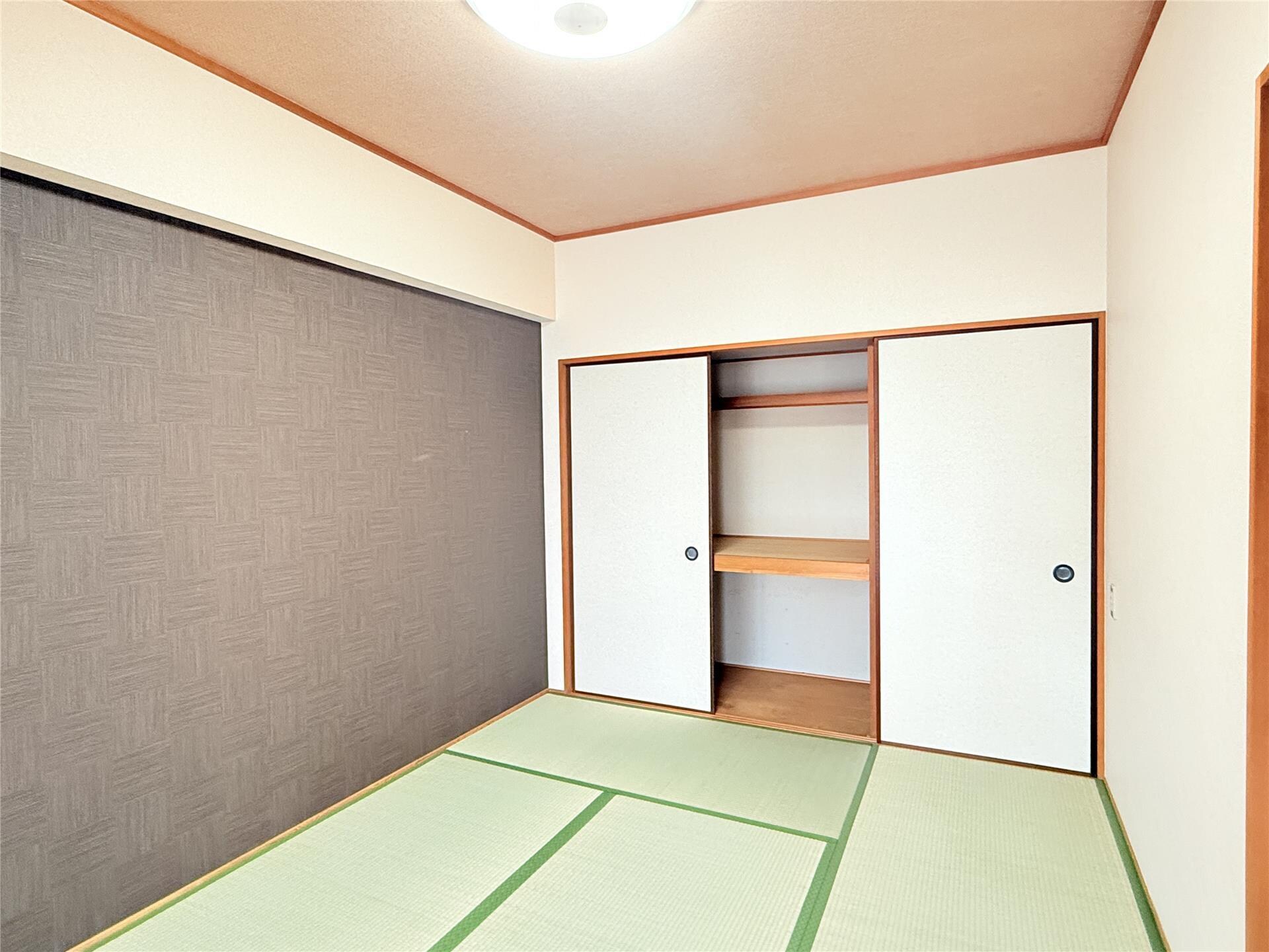 物件内観写真9　(和室収納スペース1)