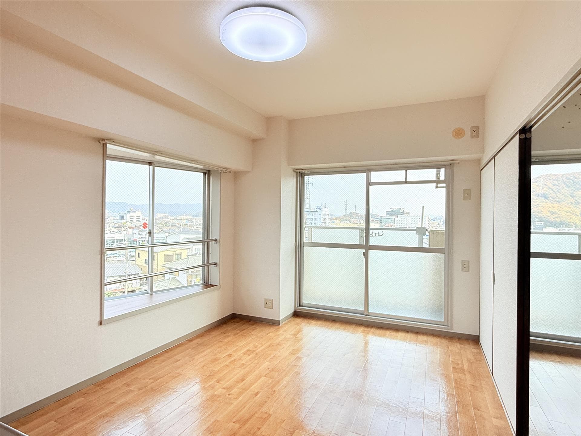 物件内観写真10　(リビングに出窓有)