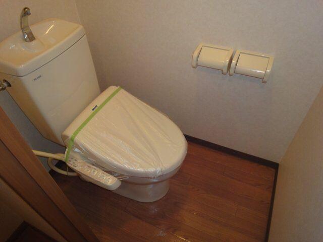 物件内観写真6　(シャワー付トイレ)